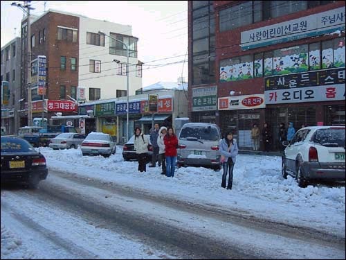 기다려도 버스는 안오고...  6일 오전 대전시 중구 중촌동 거리에서 출근길 시민들이 버스를 기다리고 있다. 